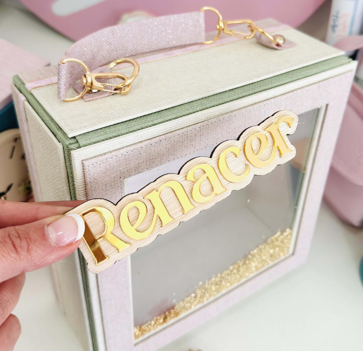 – Accesorio Acrílico Frase Renacer – Denisse Reynaga